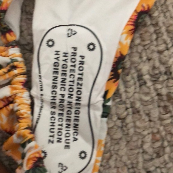 Bikini - Picture 3 of 4